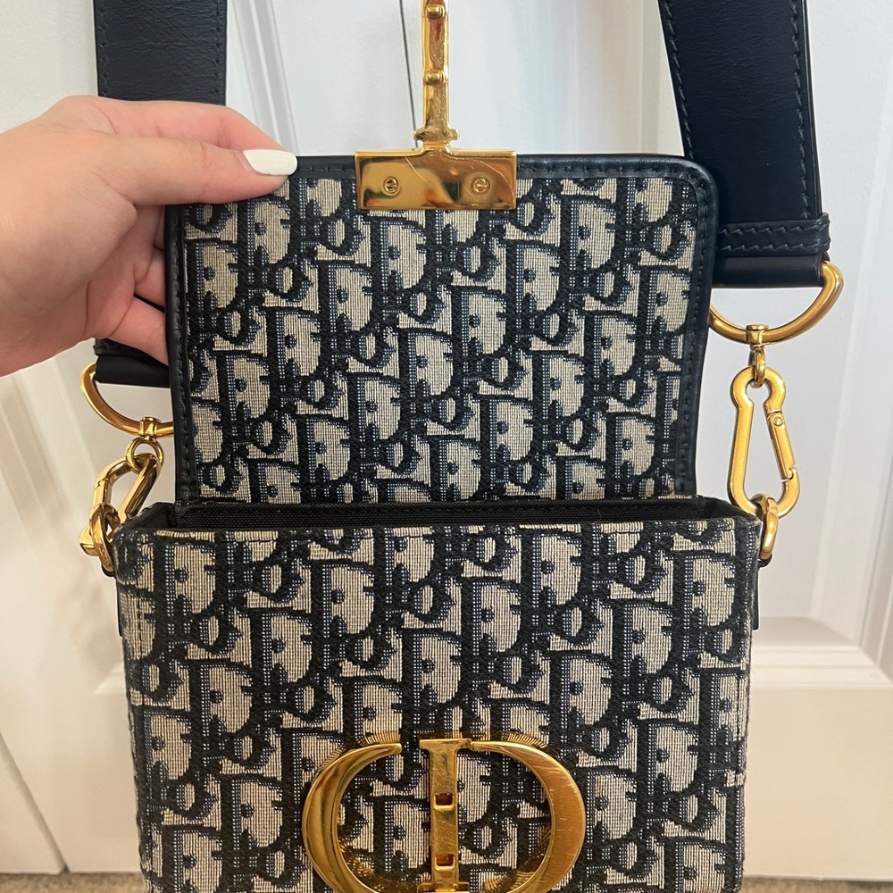 Small 30 Montaigne Bag
Blue Dior Oblique Jacquard - Picture 3 of 14